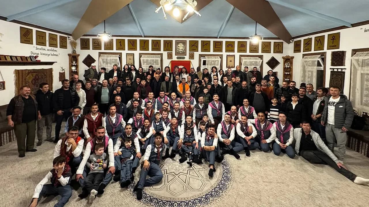 Sandıklı’da 5 Yıllık Gelenek: Esnafın Omuzlarında Yükselen "Yaren" Işığı