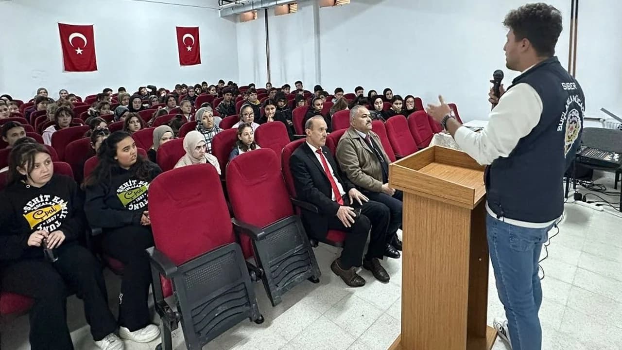 Afyonkarahisar'da Gençlere Siber Güvenlik Eğitimi: SİBERAY Projesiyle Yüzlerce Öğrenciye Ulaşıldı