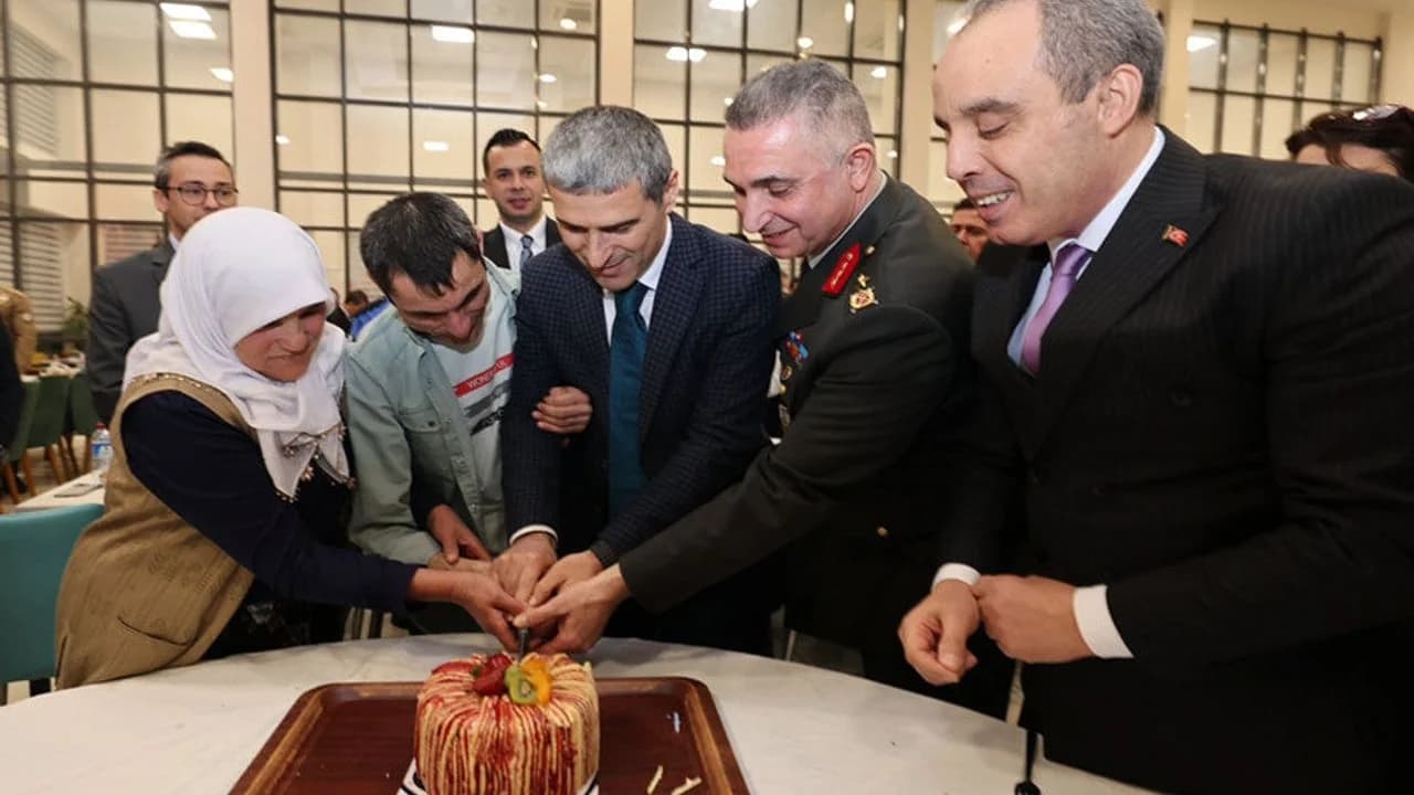 Afyonkarahisar Emniyeti'nden İftar Sofrasında Anlamlı Doğum Günü Sürprizi