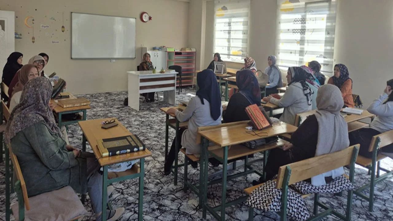 Afyonkarahisar Müftülüğü'nden Kadınlara Özel 'Toplumun Dayanağı Kadın' Temalı Program