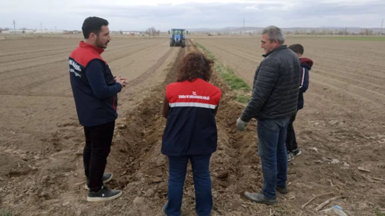 Afyonkarahisar'da Çiftçiler Patates İçin Sahaya İndi: Ekim Mesaisi Başladı
