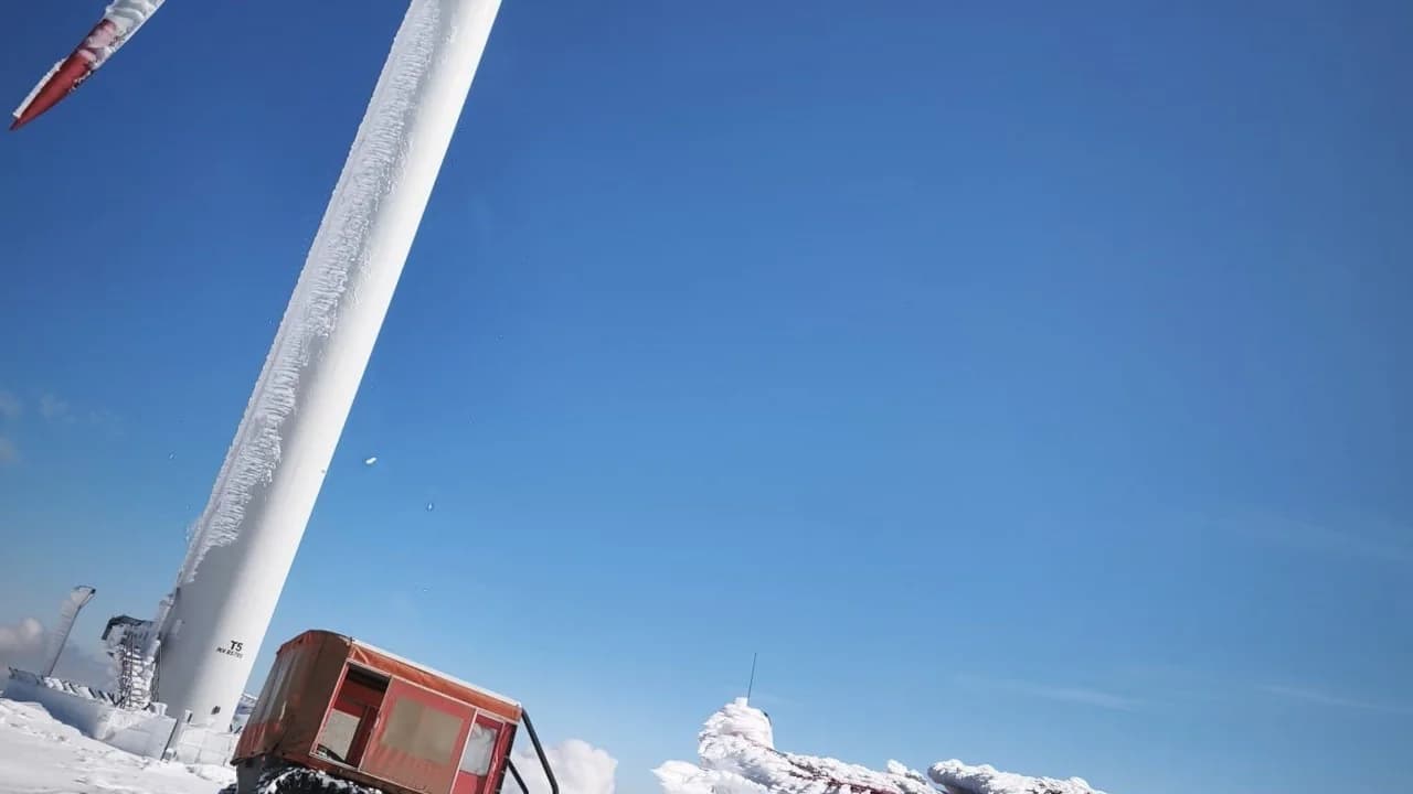 Afyonkarahisar'da Rüzgâr Türbinlerine Zorlu Yolculuk: 4 Metrelik Kar Engeli İş Makineleriyle Aşıldı