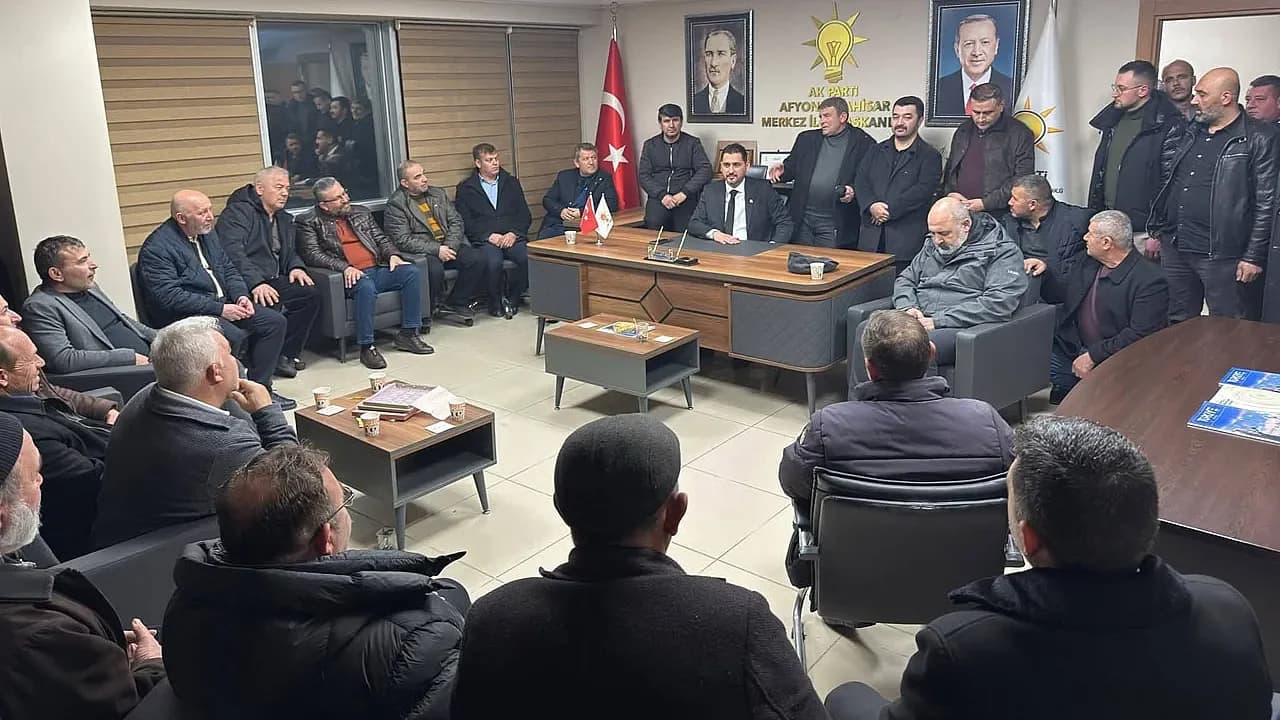 AK Parti Afyonkarahisar’da Görev Değişimi: Merkez İlçe Başkanı ve Yönetimi İstifa Etti