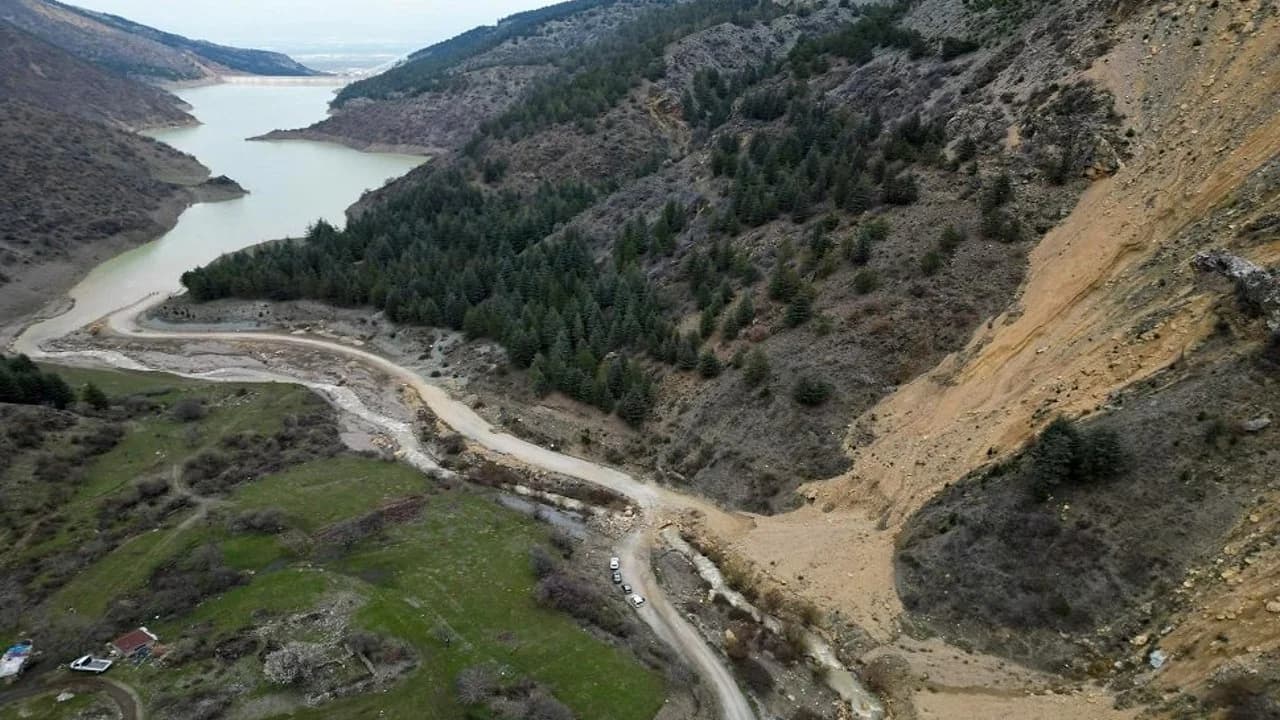 Afyonkarahisar Çay'da Aşırı Yağışlar Heyelana Neden Oldu: Baraj Yolu Ulaşıma Kapandı