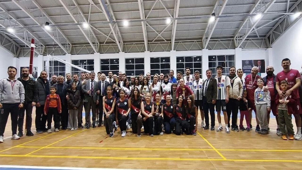 Çay'da Voleybol Turnuvasının Şampiyonu İnli Köyü Oldu