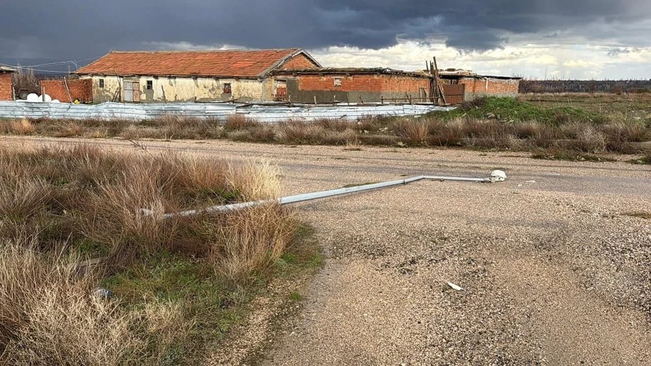 Afyonkarahisar'da Şiddetli Rüzgar ve Yağış: Devrilen Aydınlatma Direği Yolu Kapattı