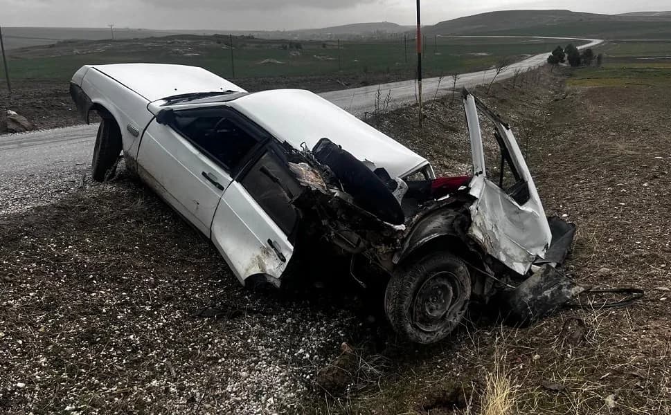 Çobanlar'da Korkutucu Kaza: Çarpışmanın Şiddetiyle Otomobil İkiye Bölündü