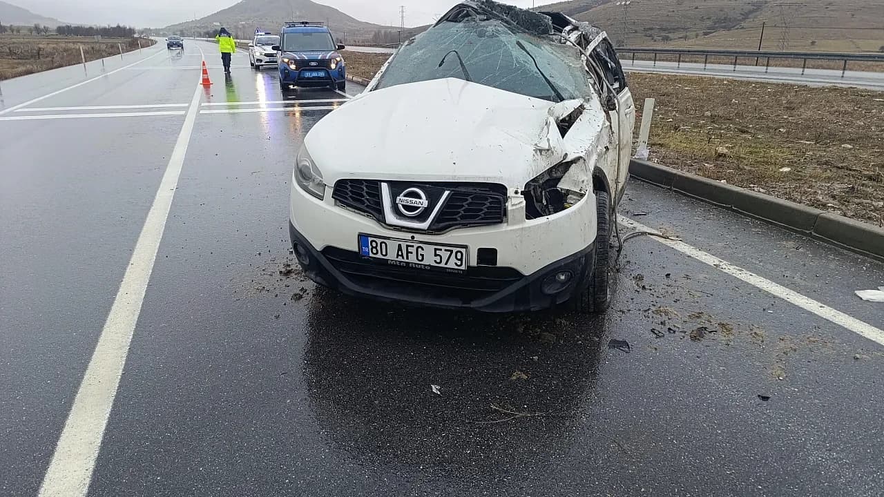 Bolvadin Yolunda Can Pazarı: Refüje Çarpan Araç Takla Attı