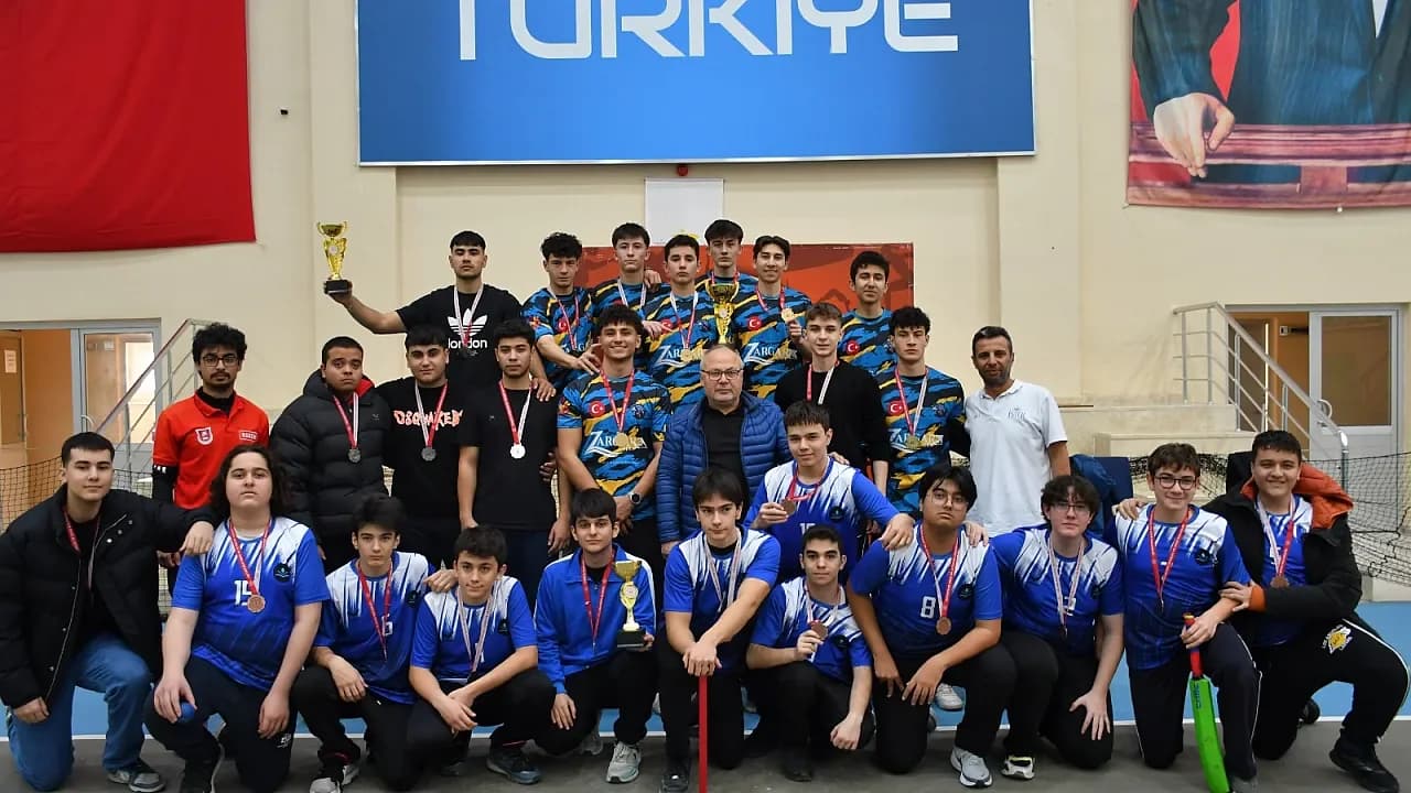 Afyonkarahisar’da Kriket Heyecanı: Kış Turnuvası Şampiyonları Belli Oldu