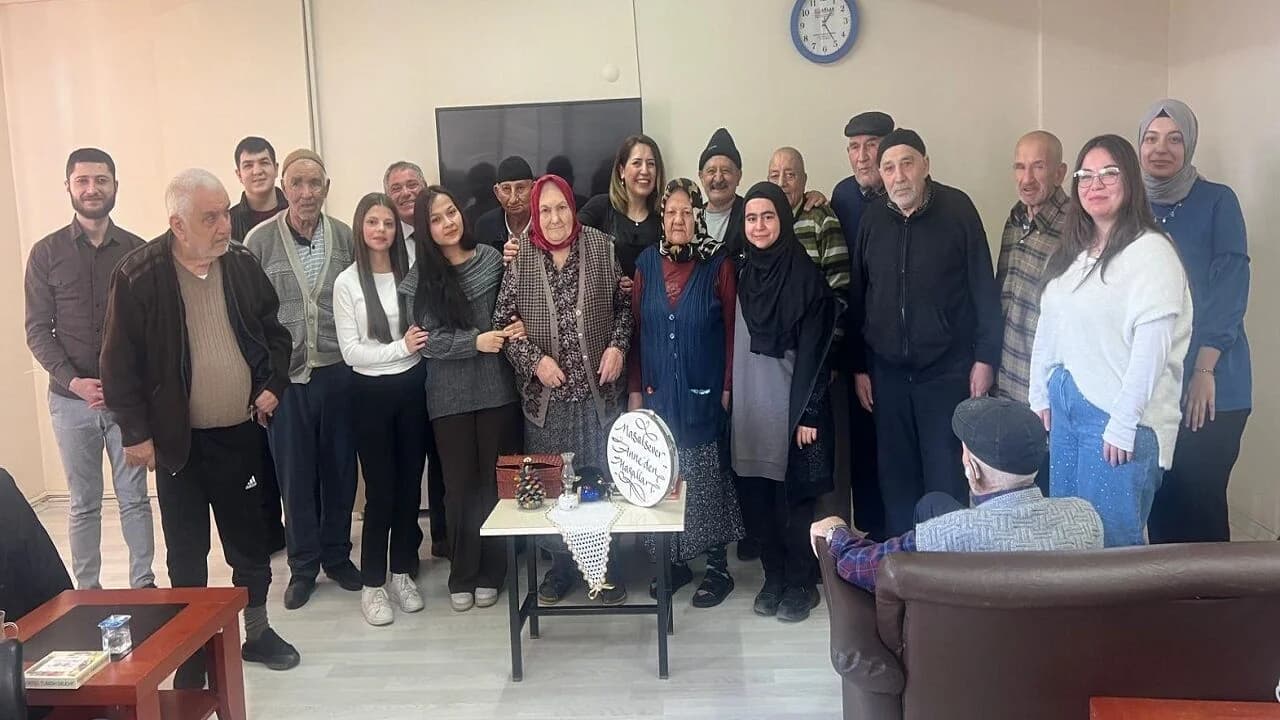 AEV Öğrencileri Yaşlılar Haftası'nda Bolvadin Huzurevi Sakinleriyle Buluştu