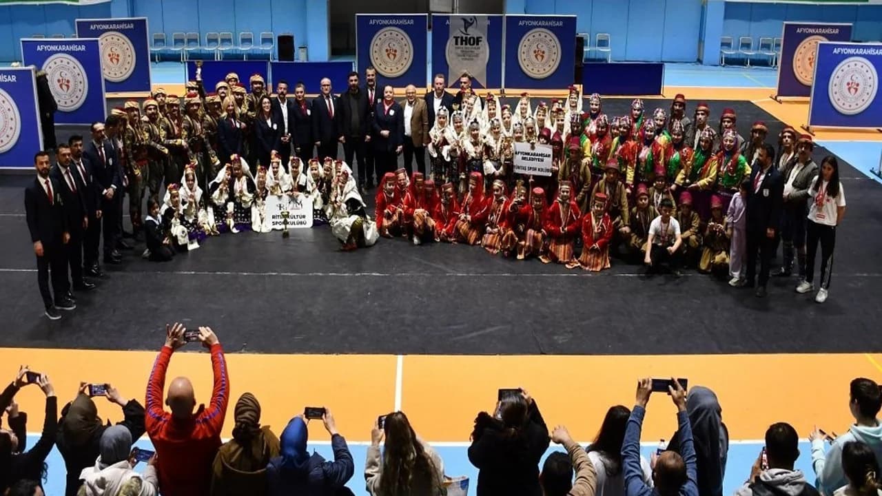 Afyonkarahisar’da Halk Oyunları Şampiyonları Kupalarına Kavuştu