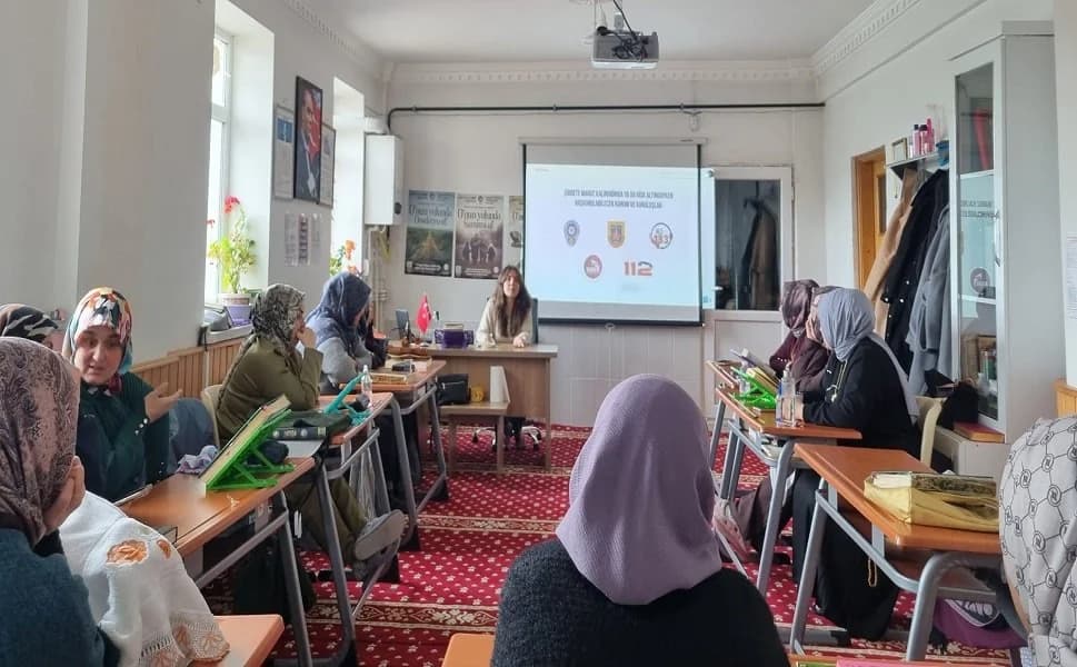 KADEM Afyonkarahisar'dan Kadınana Camii'nde 'Güvenli Toplum' ve İletişim Eğitimi