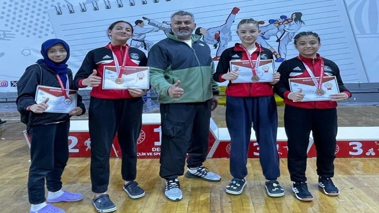 Afyonkarahisarlı Karatecilerden Denizli'de Tarihi Başarı: 9 Madalya ile Türkiye Şampiyonası'na Gidiyorlar