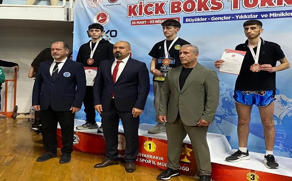 Diyarbakır'daki Kickboks Türkiye Şampiyonası'nda Afyonkarahisarlı Sporculardan Üç Madalya
