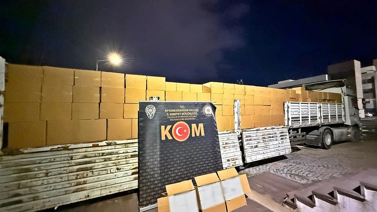 Afyonkarahisar'da Kaçakçılara Çifte Darbe: 7.2 Milyon Makaron Ele Geçirildi