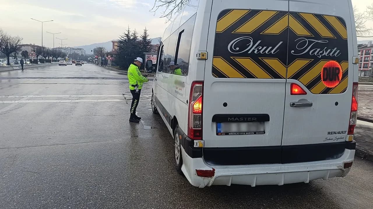 Afyonkarahisar’da Öğrenci Güvenliği İçin Servis Denetimi: 118 Araç Kontrol Edildi