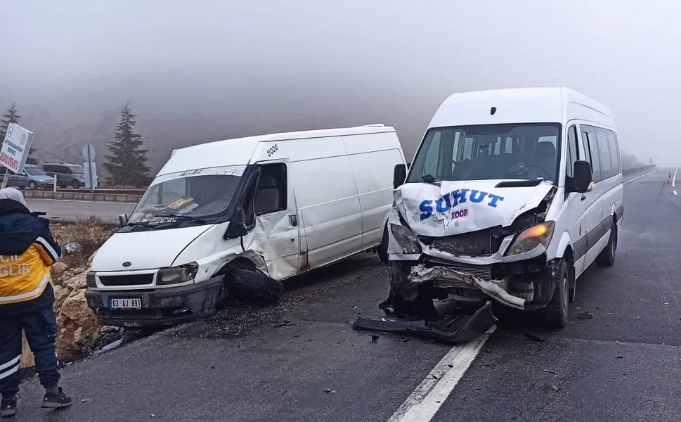 Afyonkarahisar'da Minibüs ile Kamyonet Çarpıştı: 7 Kişi Hastanelik Oldu