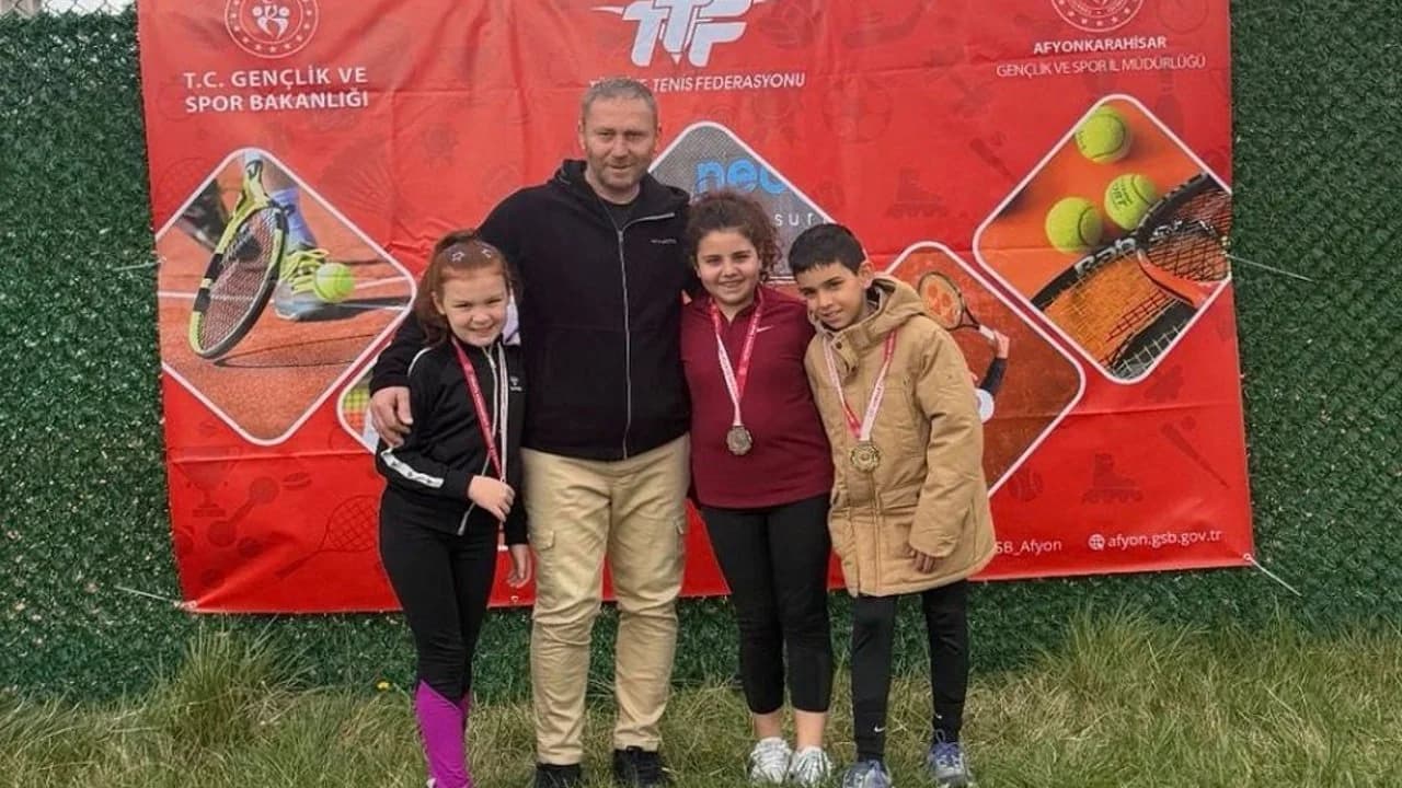 Afyonkarahisar'da Geleceğin Raketleri Korta Çıktı: 100 Minik Sporcu Kıyasıya Mücadele Etti