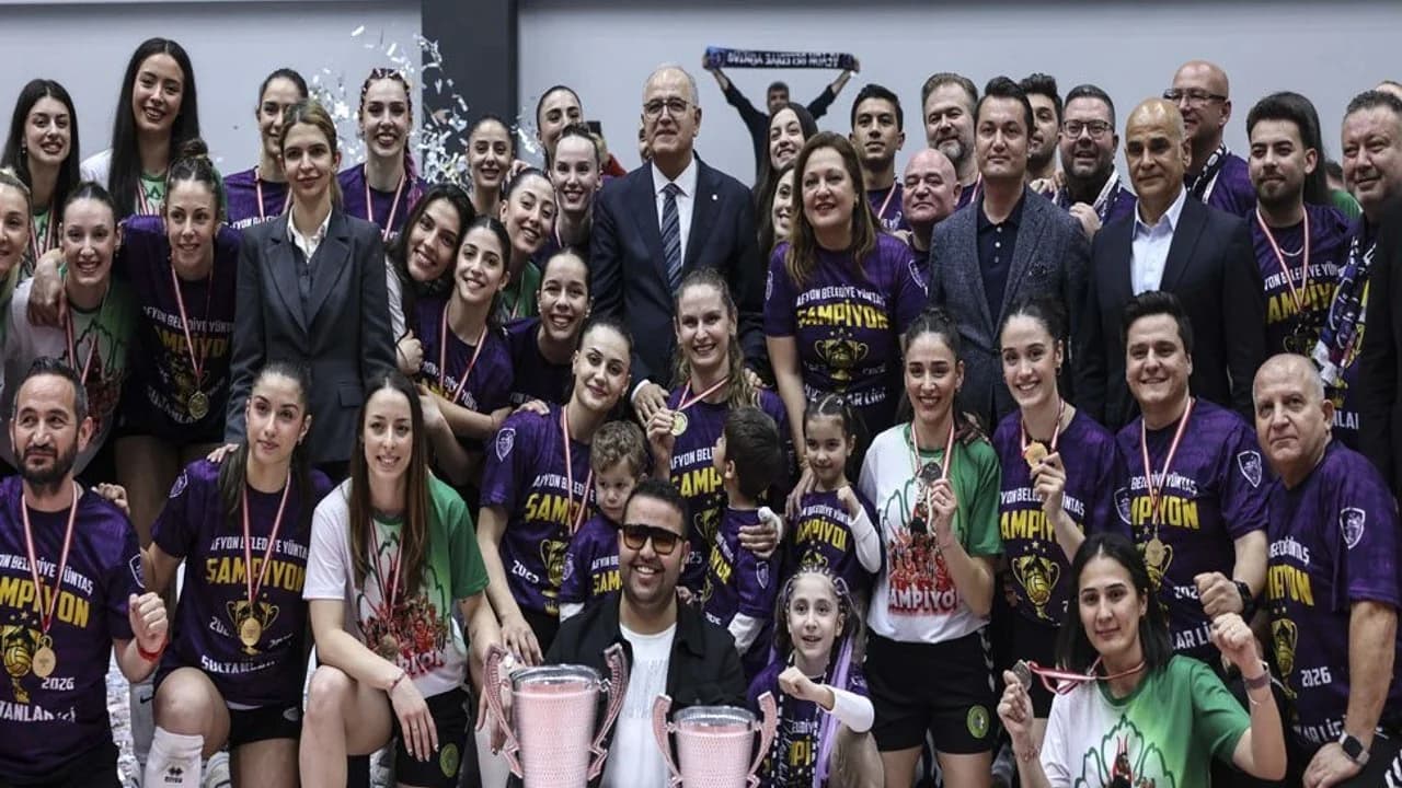 Afyon Belediye Yüntaş'tan Tarihi Başarı: Şampiyonluk Kupası Havaya Kalktı