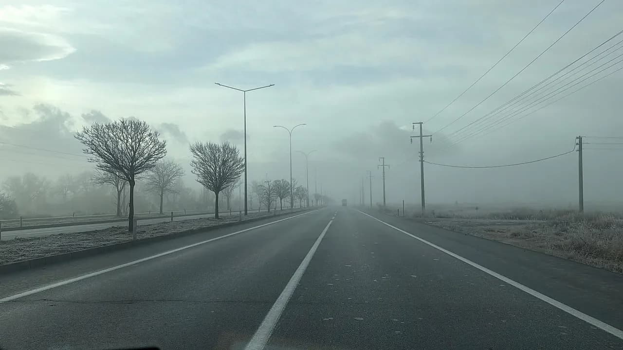 Afyonkarahisar Yollarında Sis Engeli: Görüş Mesafesi Düştü, Ekipler Teyakkuzda