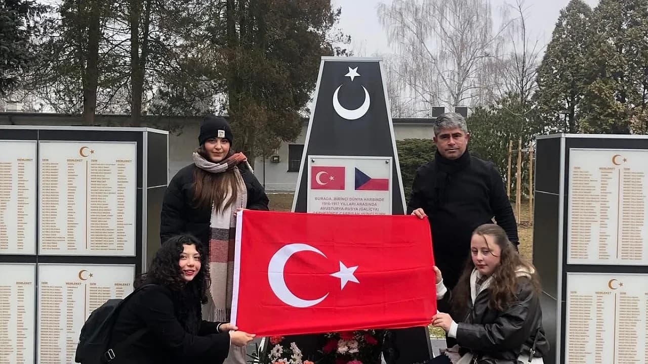 Sandıklılı Öğrencilerden Çekya’da Duygulandıran Ziyaret: Galiçya Şehitleri Unutulmadı