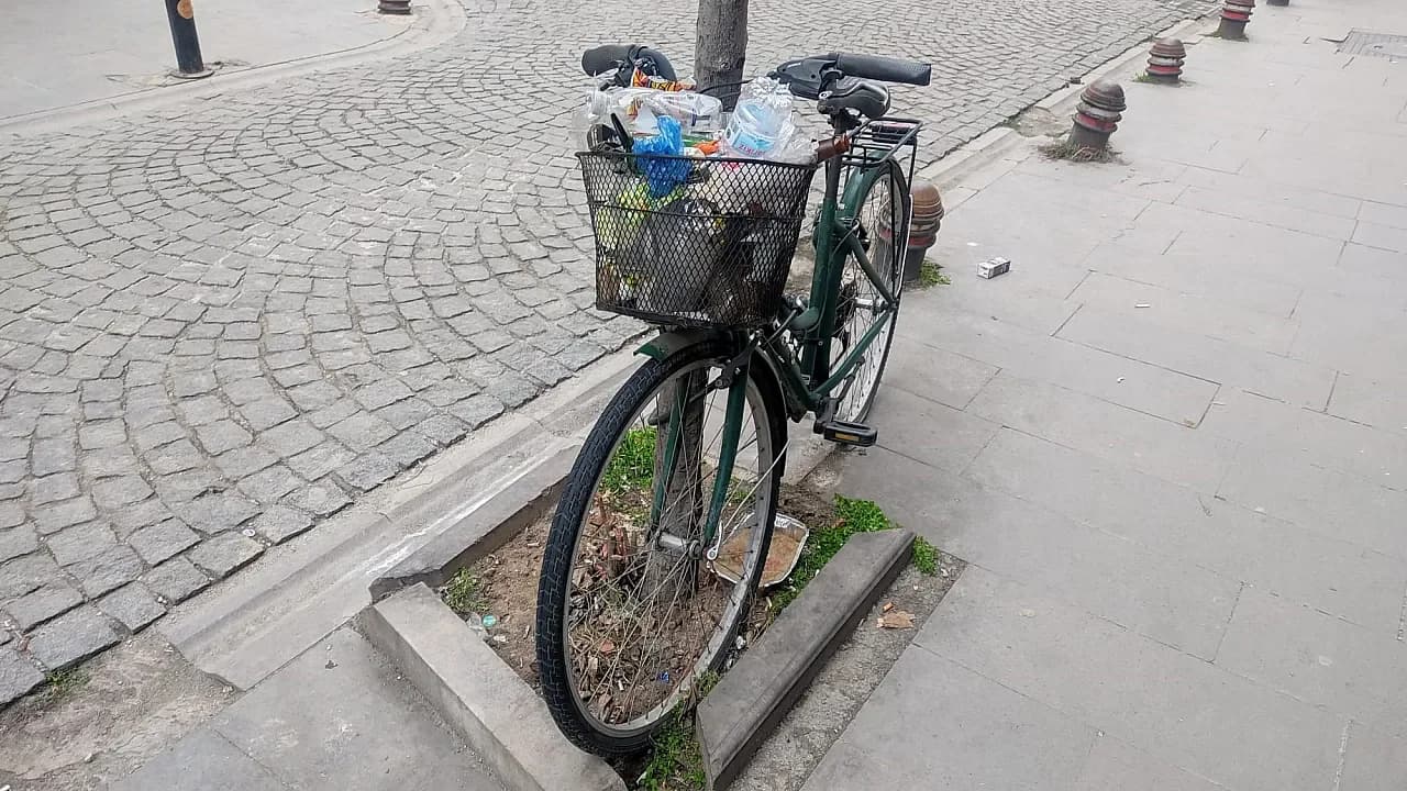 Eskişehir'in Göbeğinde Utandıran Manzara: Sahipsiz Bisiklet Çöplüğe Döndü