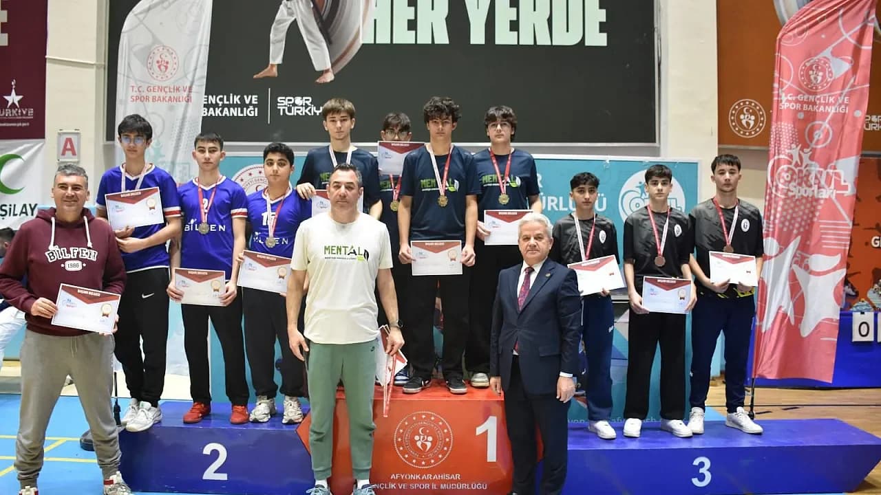 Afyonkarahisar’da Genç Raketlerin Mücadelesi Sona Erdi: Gruplarda Şampiyonlar Belli Oldu