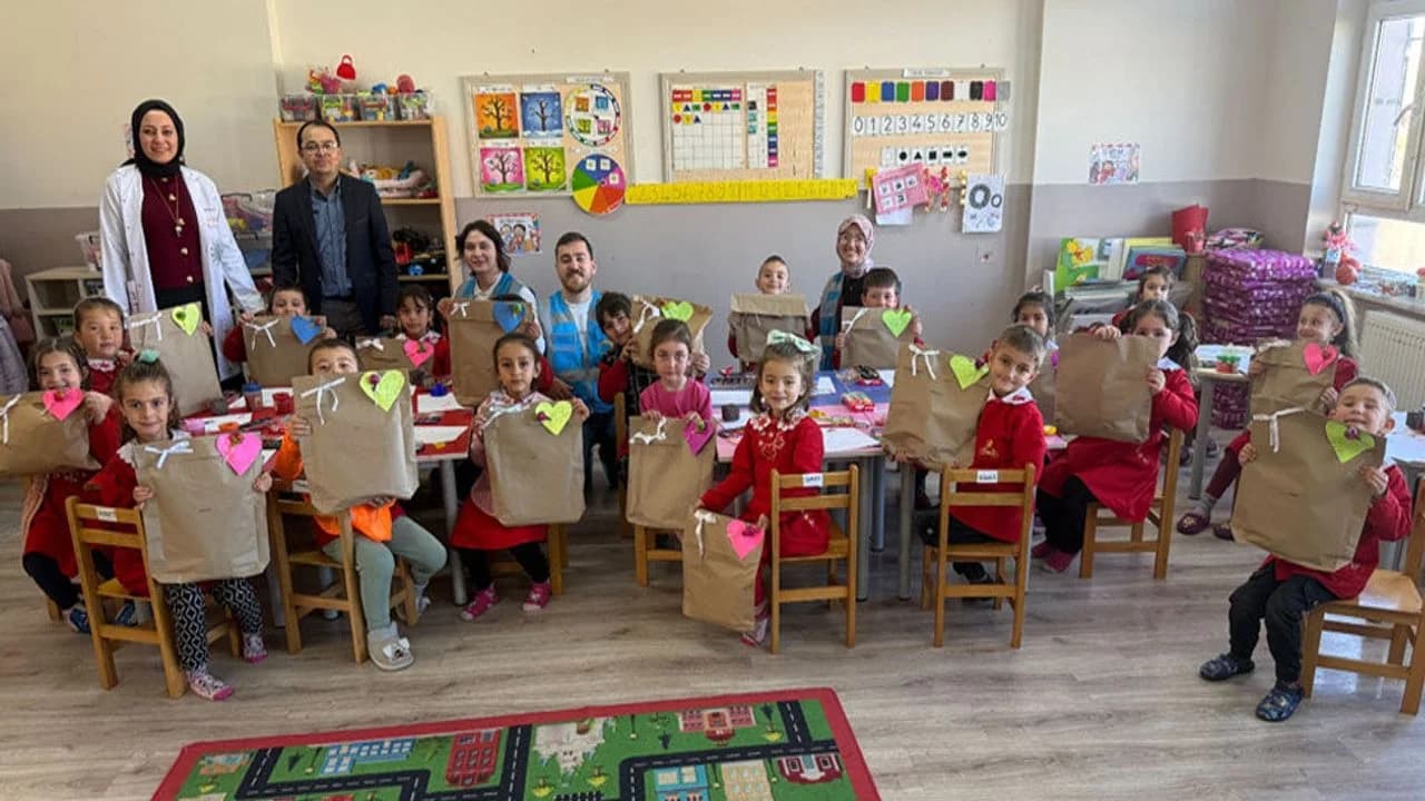 Afyonkarahisar'da Genç Liderlerden Köy Okullarındaki Miniklere Bayram Sürprizi