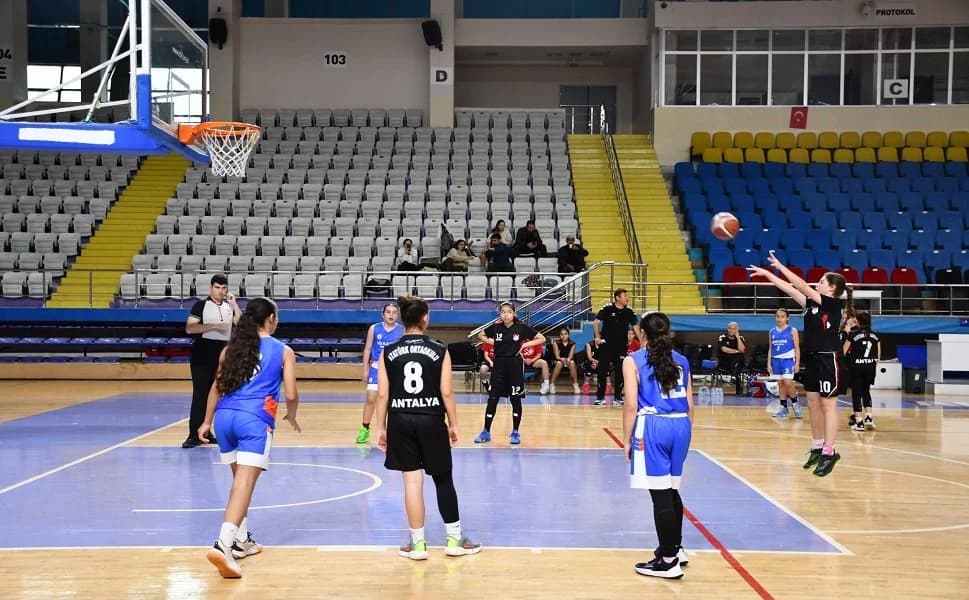 Afyonkarahisar'da Küçükler Basketbol Grup Müsabakaları Heyecanı Başladı