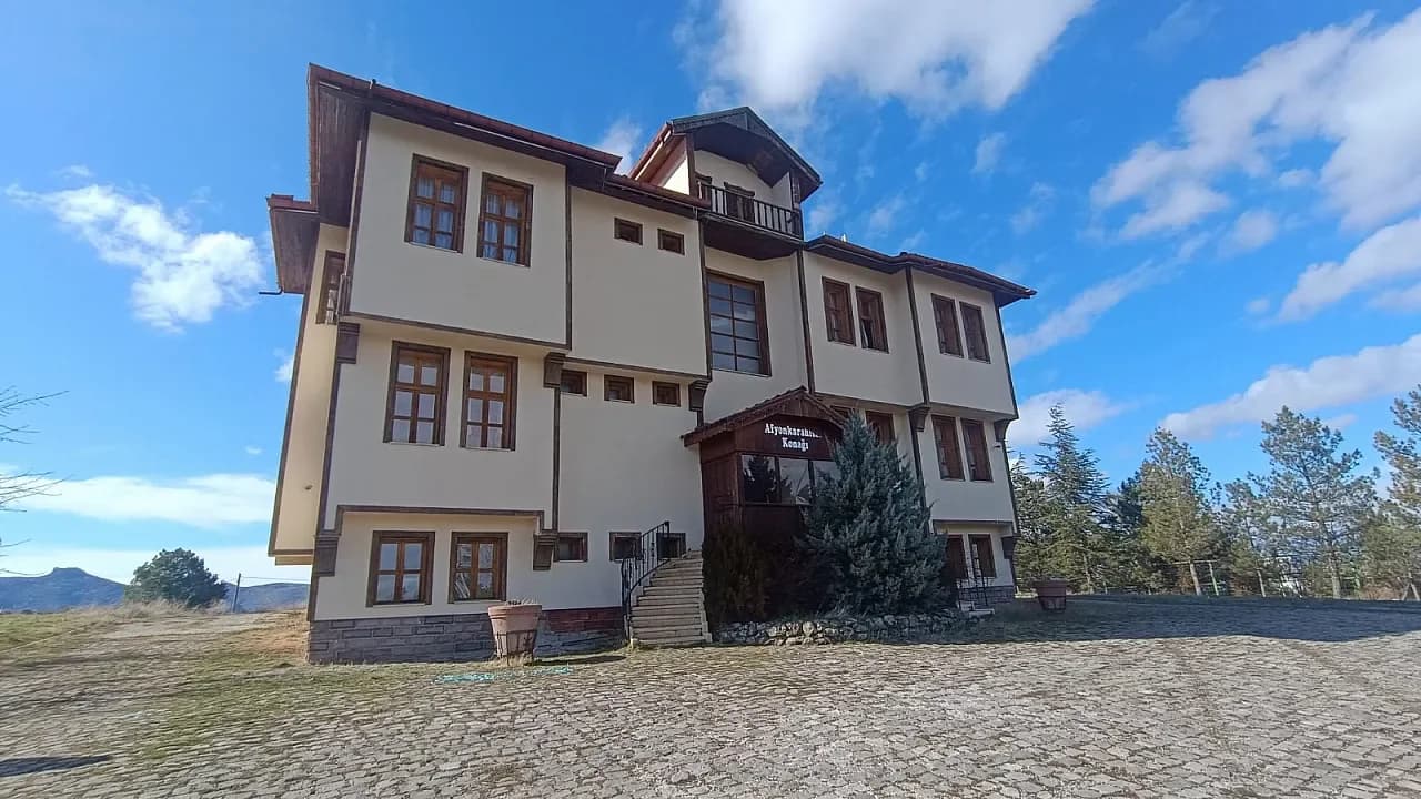 Afyonkarahisar Konağı Çürümeye Terk Edildi: Kırık Camlar, Boş Şişeler ve Heba Olan Milyonlar