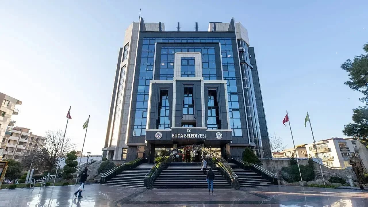 İzmir'de "İmar" ve "Rüşvet" Soruşturması: Buca Belediyesi'ne Operasyon Düzenlendi