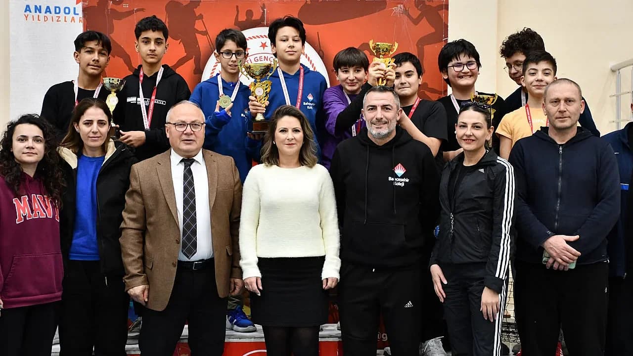 Afyon Kortlarında Yıldızlar Geçidi: Tenis Müsabakalarında Şampiyon Belli Oldu