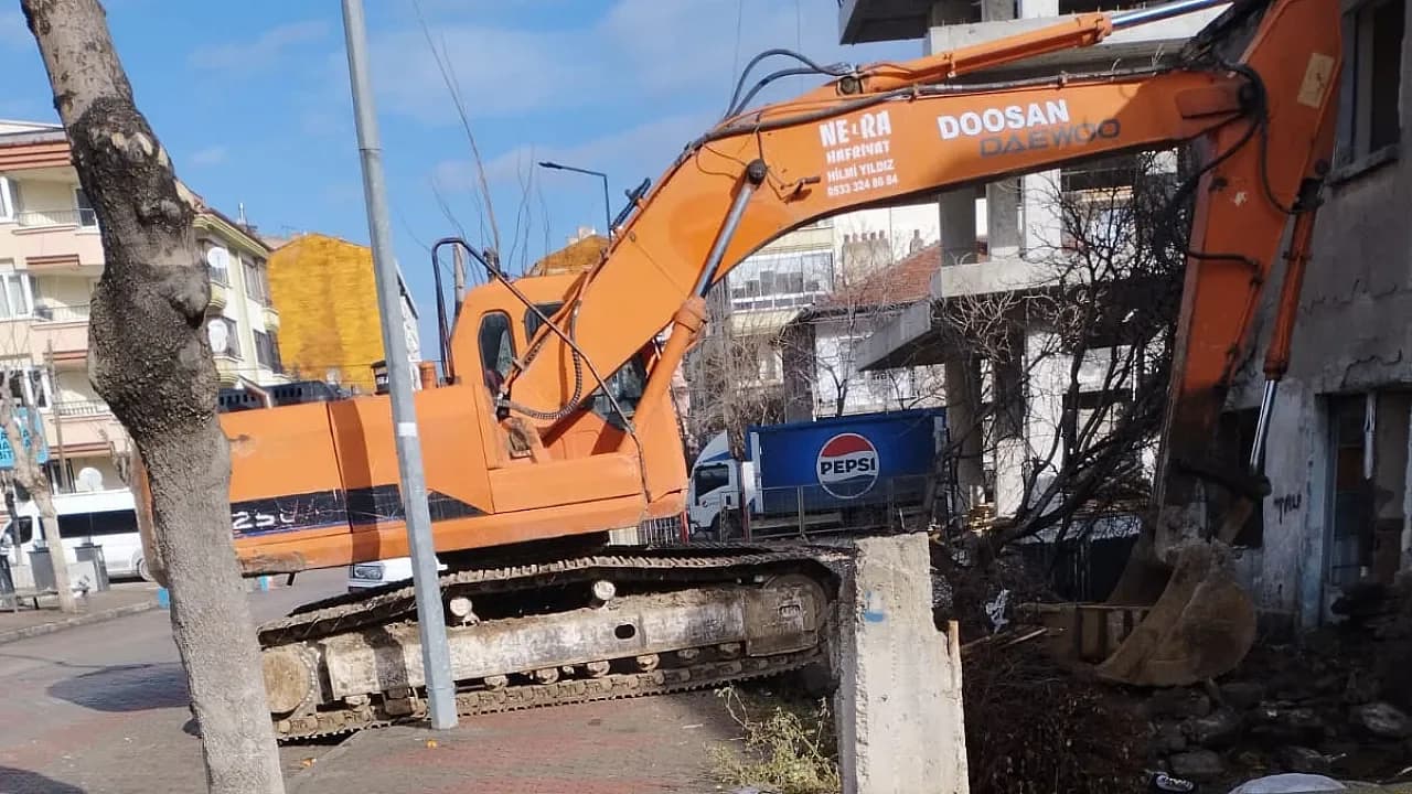 Cumhuriyet Mahallesi’nde Yıkım Bilmecesi: İş Makinesi Günlerdir Yolu Tıkıyor