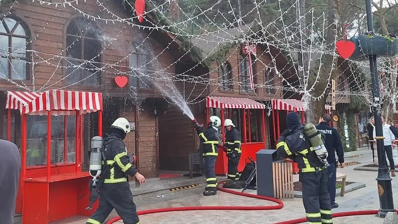 Bilecik Sanat Sokağı'nda Korku Dolu Anlar: Ahşap Depo Alevlere Teslim Oldu