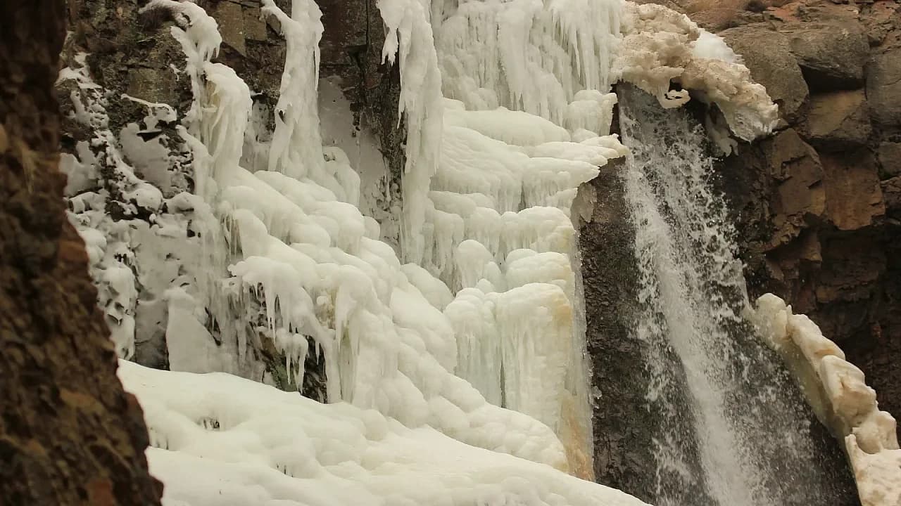Afyonkarahisar’da Kışın Büyüleyen Yüzü: Uçak Şelalesi Buz Tuttu