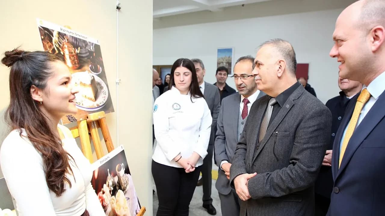 AKÜ Gastronomi Öğrencilerinden Göz Doyuran Sergi: Yemek Fotoğrafları Beğeniye Sunuldu