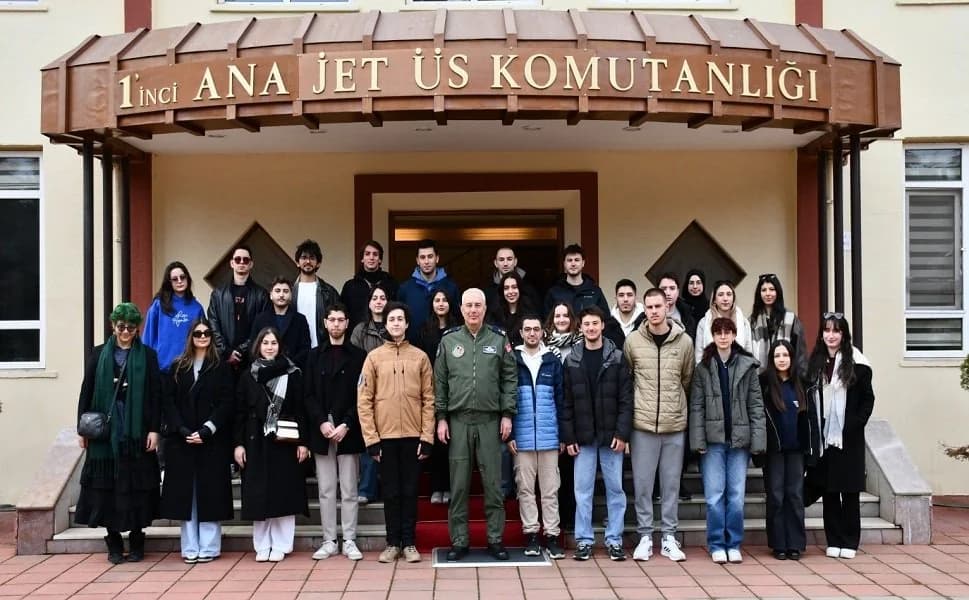 Eskişehir'de Gençler Jet Üssünde Askeri Yaşamı Gözlemledi