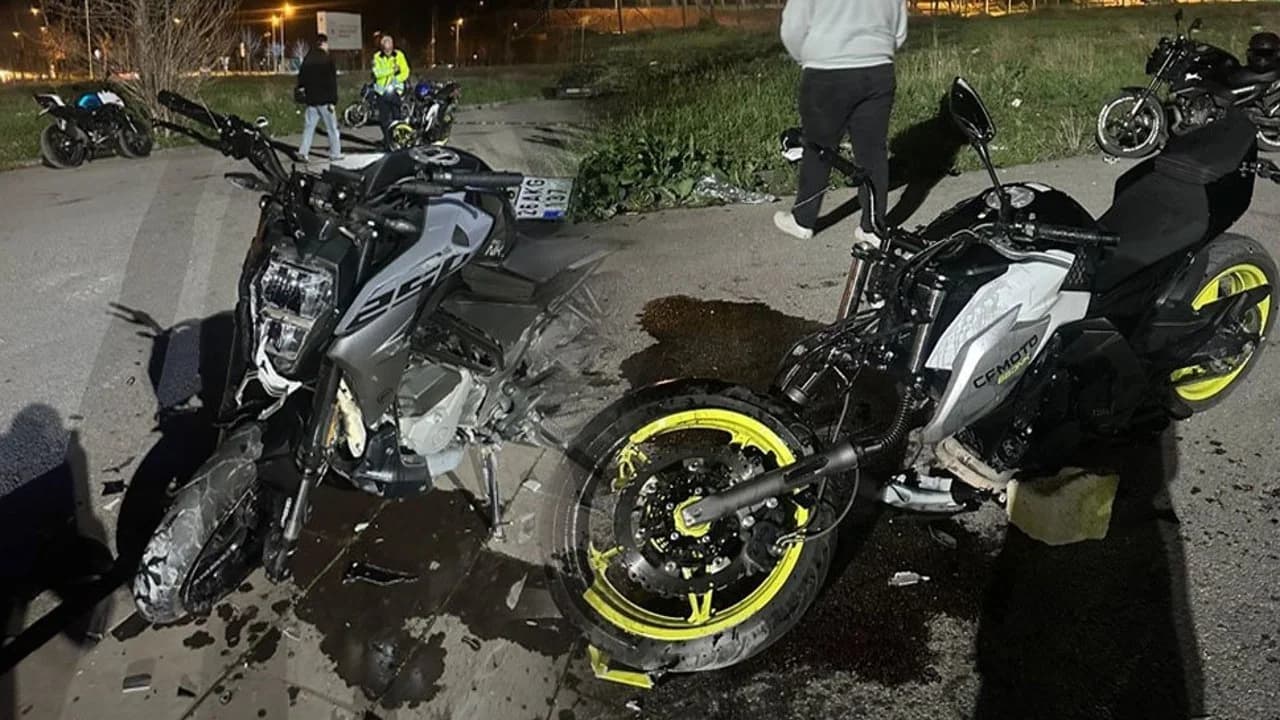 Eskişehir'de Akrobasi Şovu Faciayla Bitti: İki Motosikletin Çarpıştığı Kazada 1'i Ağır 2 Yaralı