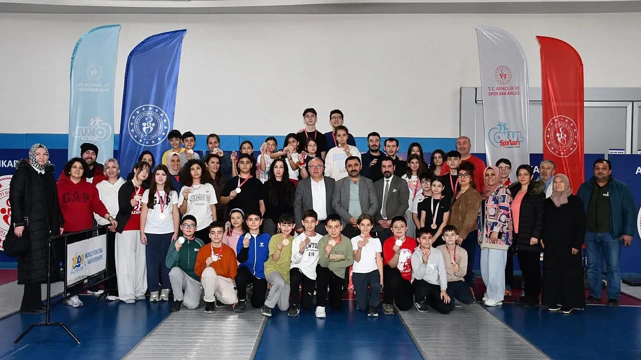 Afyonkarahisar Okul Sporları’nda Eskrim Heyecanı: Şampiyonlar Madalyalarına Kavuştu