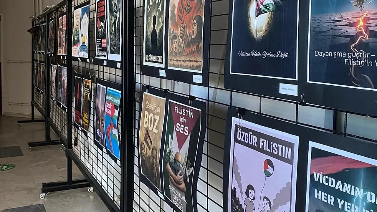 AKÜ Öğrencilerinden Dijital Sanatla Filistin Mesajı: Kampüsü Gezen Sergi
