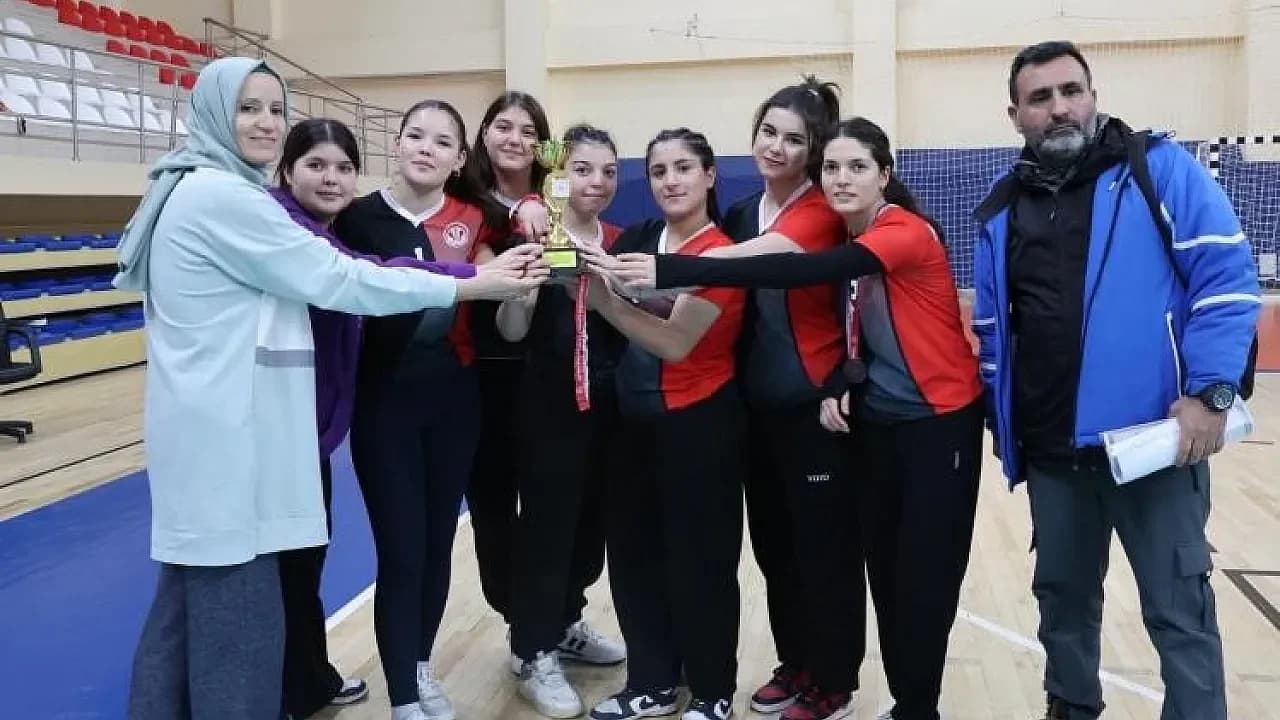 Bilecik’te Filedeki Heyecan Sona Erdi: Gençler Badminton Şampiyonları Belli Oldu