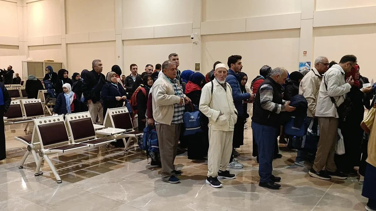 Çift Kandil Bereketini Yaşayan Umreciler Yurda Döndü: Afyonkarahisar’da Duygusal Karşılama