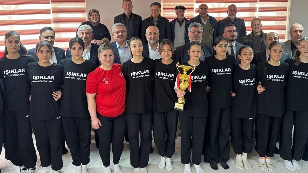 Türkiye Şampiyonu Işıklarlı Hentbolculara Altın Ödülü