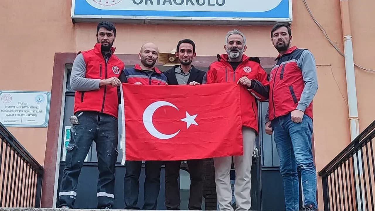 İLKAD’dan Döğer Fatih Ortaokulu’na Anlamlı Bayrak Desteği