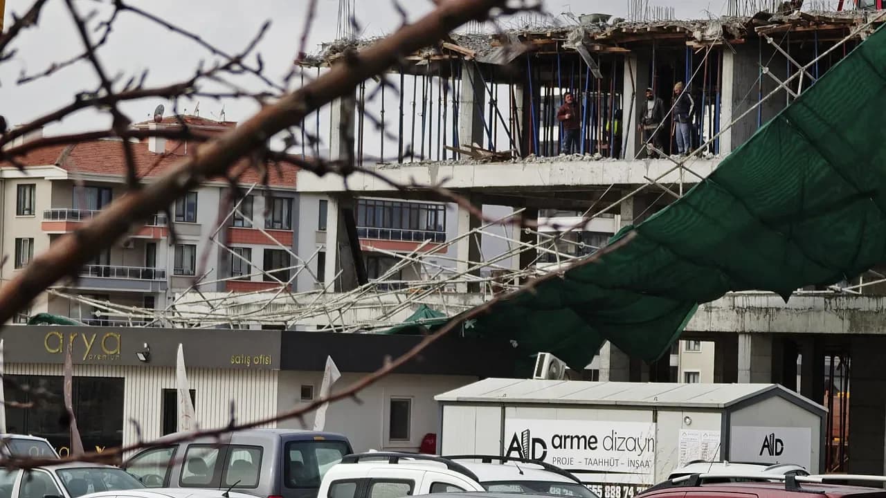 Afyonkarahisar’da Rüzgar Paniği: İnşaat İskelesi Beşik Gibi Sallandı