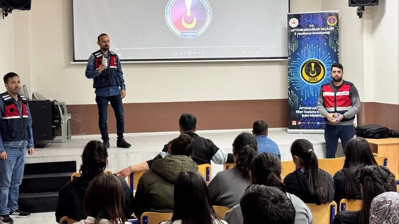 Afyonkarahisar Jandarması'ndan Kapsamlı Güvenlik Eğitimi: Sahada KADES, İnternette Siber Kalkan