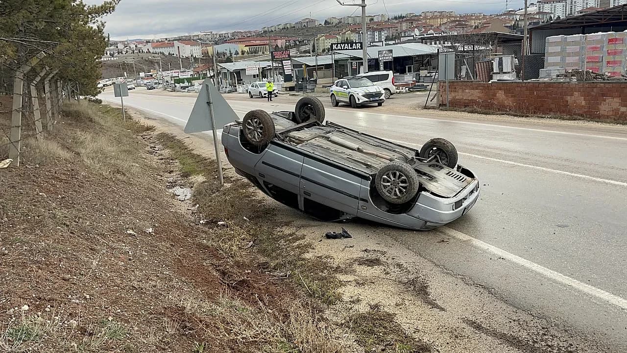 Eskişehir'de Feci Kaza: Yağış Nedeniyle Kontrolden Çıkan Araç Refüje Çarparak Takla Attı
