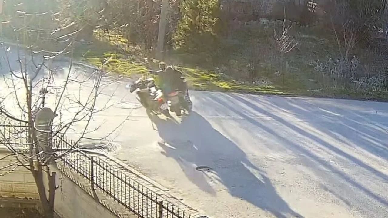 Afyonkarahisar’da 3 Kişinin Yaralandığı Motosiklet Kazasının Görüntüleri Ortaya Çıktı