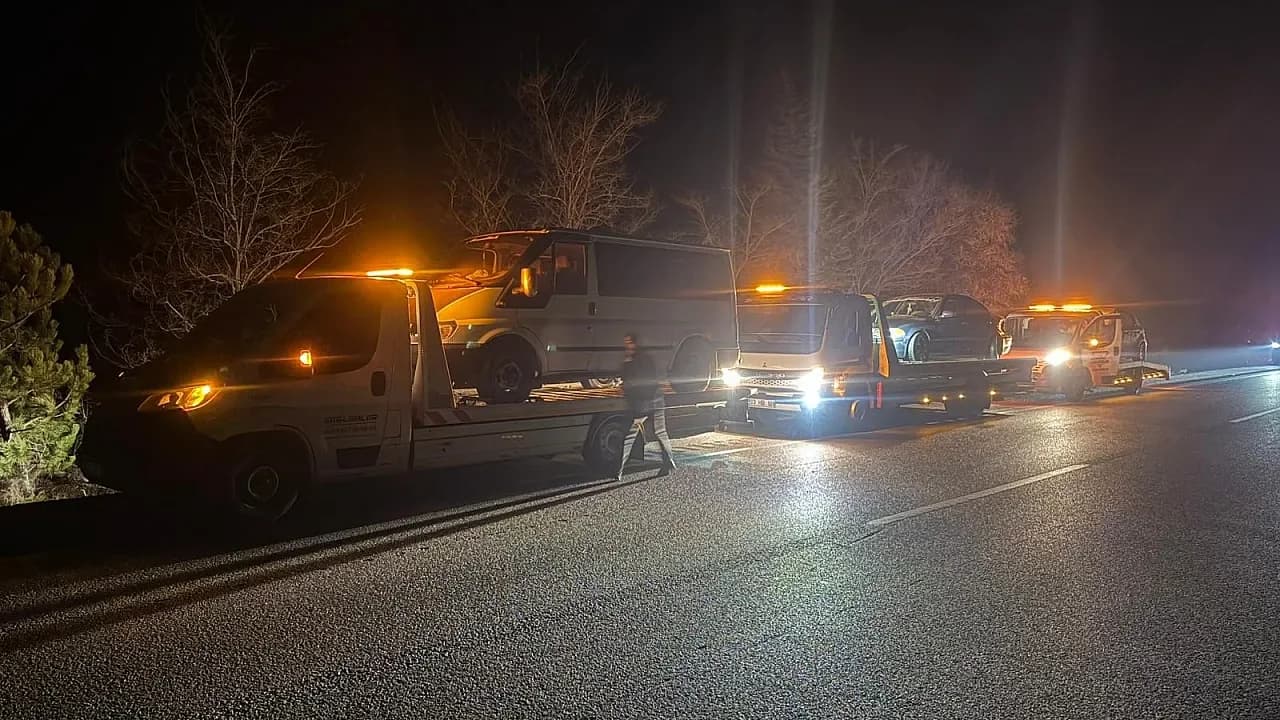 Emirdağ'da Talihsiz Zincirleme Kaza: Aracını Kontrol Etmek İsteyen Sürücü Ağır Yaralandı