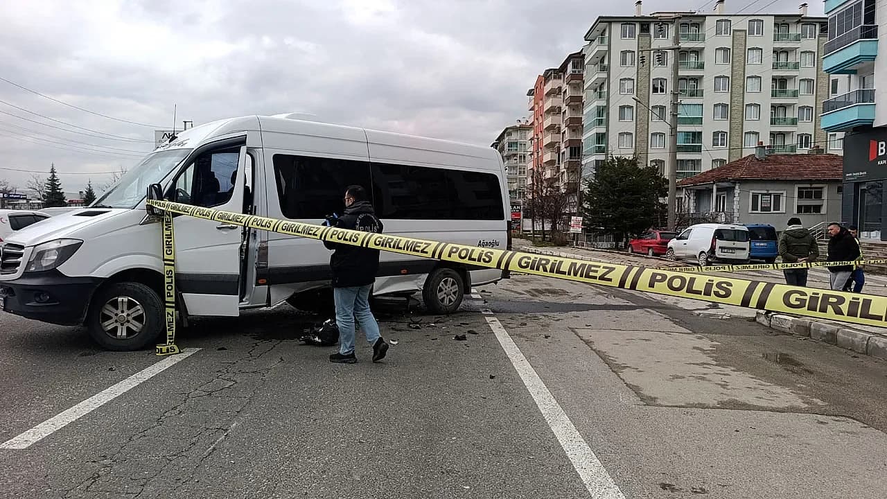 Afyonkarahisar’da Feci Kaza: Okul Servisi ile Çarpışan Motosikletli Yaşam Mücadelesi Veriyor